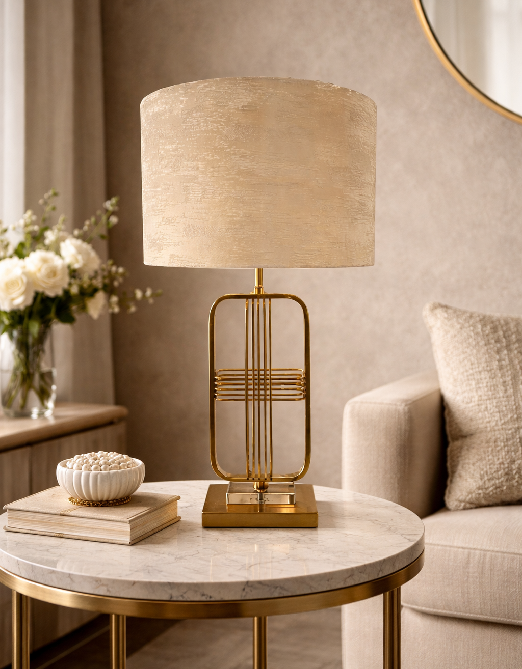 Candeeiro de mesa dourado com abajur bege